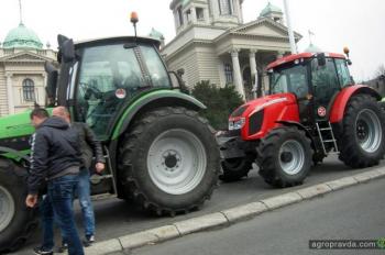 Протестующие фермеры вывели тракторы в центр Белграда. Фото