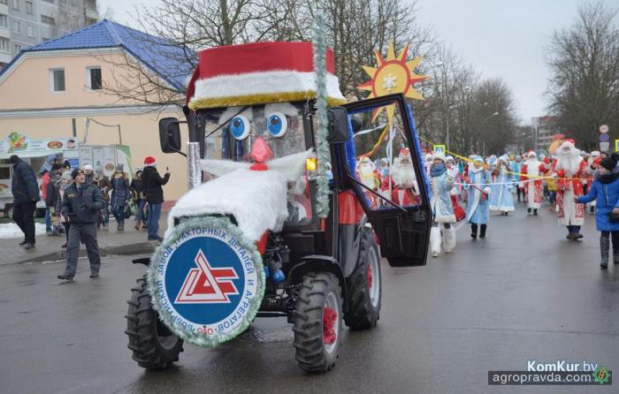 Трактор стал официальным транспортом Деда Мороза. ФОТО