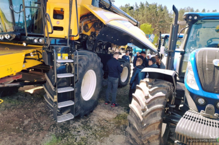 Майбутнім аграріям продемонстрували роботу техніки New Holland в Україні