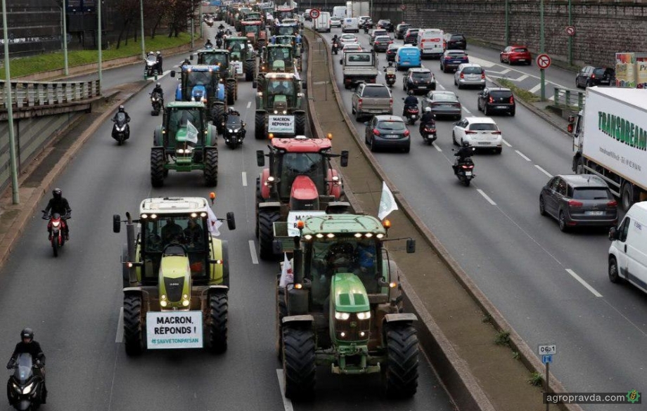 Фермеры на тракторах блокируют проезд в Париж