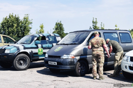 Аграрії передали чергові 14 авто для ЗСУ