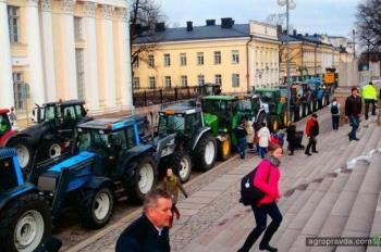 Фермеры провели тракторный марш. Фото