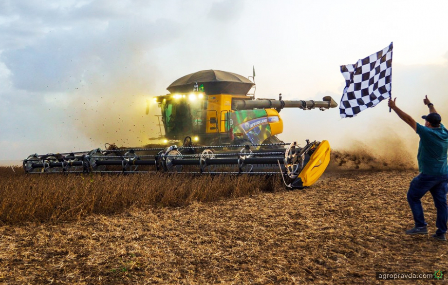 New Holland встановив новий світовий рекорд зі збирання сої New Holland встановив новий світовий рекорд зі збирання сої