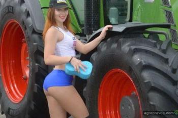 Девушки и тракторы. Фото