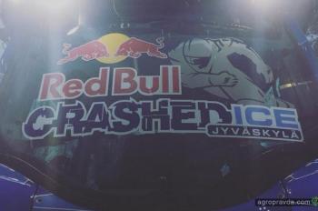 Выпущен спец-трактор Valtra X Red Bull Crashed ICE. Фото