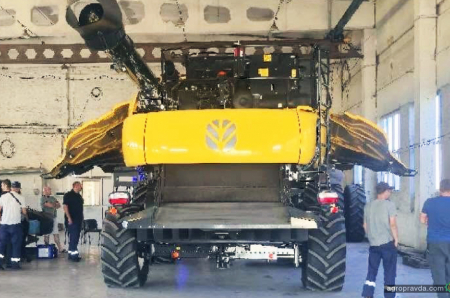 На Чернігівщині провели навчання по зернозбиральному комбайну New Holland CR8.90