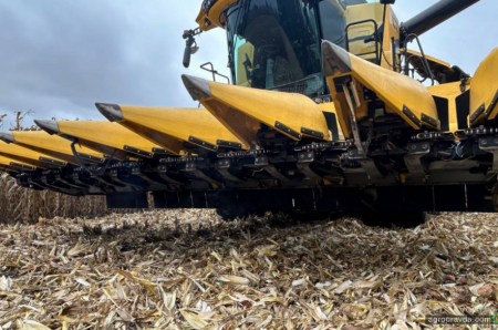Як працює комбайн New Holland CR7.90 у парі з кукурудзяною жаткою