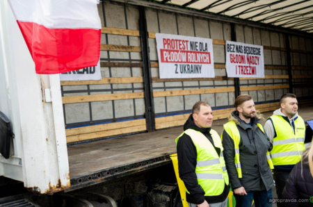 Щоб не пропустити українське зерно поляки протестують на кордоні з Литвою