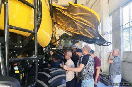 На Чернігівщині провели навчання по зернозбиральному комбайну New Holland CR8.90