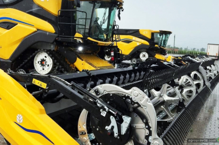 На Хмельниччину поставили одразу 2 комбайни New Holland CR10