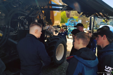 Майбутнім аграріям продемонстрували роботу техніки New Holland в Україні
