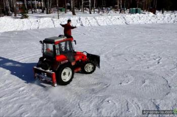 Чем трактористы заняты зимой. Фото