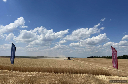 В Україні продовжують демонстрації комбайнів New Holland роторної серії CR