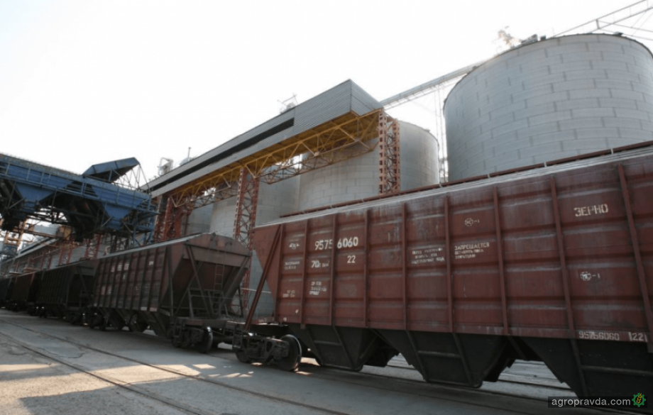 Навантаження зернових на мережі залізниці України впало вдвічі