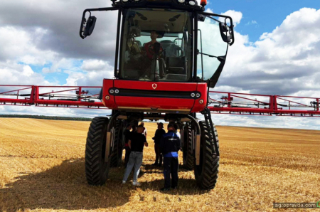 На Львівщині провели демонстрацію самохідного обприскувача Condor Agrifac