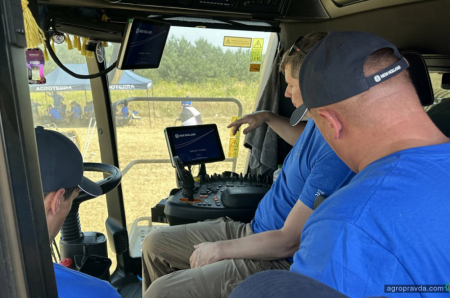 В Україні продовжуються навчання по флагманському комбайну New Holland CR11