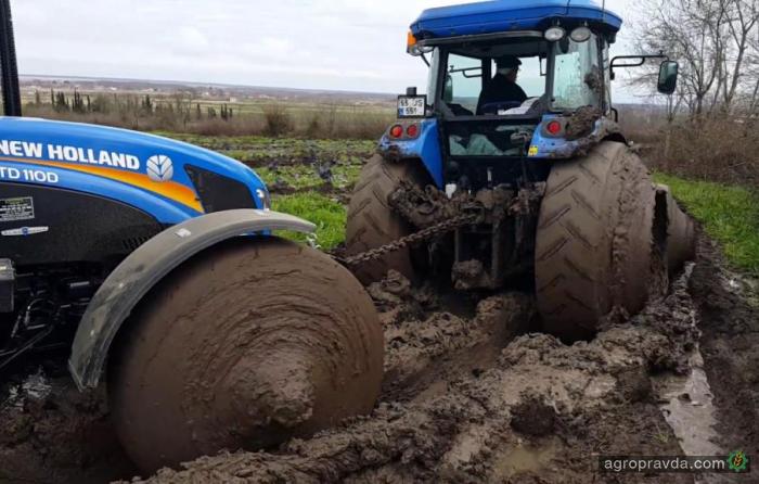 Трактор грязи не боится. Видео