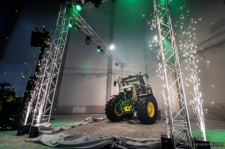 Завод John Deere святкує випуск 2-мільйонного трактора