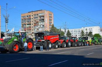В Черкассах состоялся парад сельхозтехники. Фото