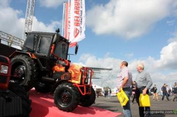 МТЗ представил тюнингованный «огненный» трактор