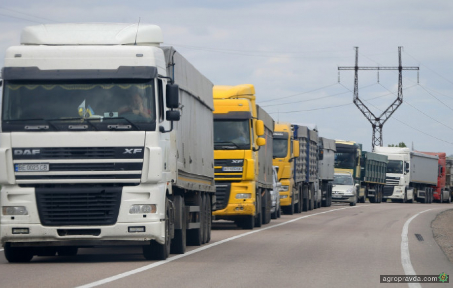 На кордоні з Польщею утворились кілометрові черги з вантажівок з зерном