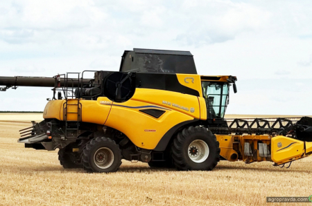 Комбайн New Holland CR7.90 відкрив сезон жнив у господарстві на Кіровоградщині