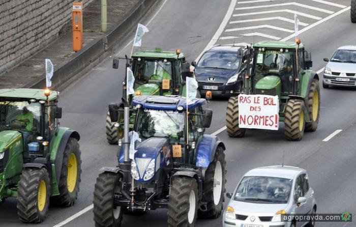 Фермерские тракторы покидают Париж