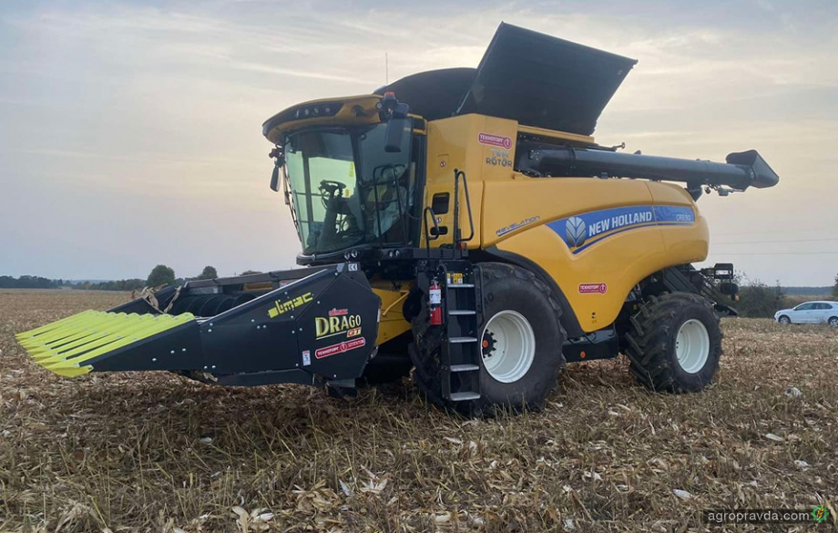 Новенький комбайн New Holland CR8.90 запрацював на Вінниччині Новенький комбайн New Holland CR8.90 запрацював на Вінниччині