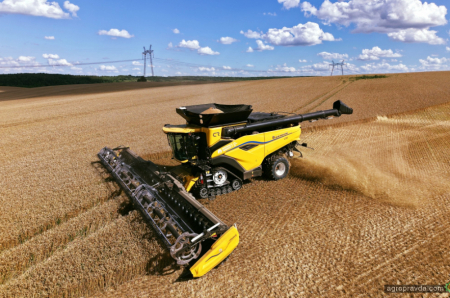В Україні представлено надпотужний двороторний комбайн New Holland CR