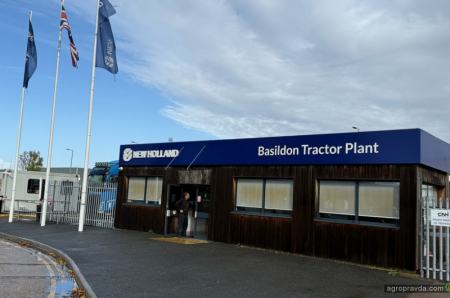 New Holland разом з українськими аграріями відвідали завод в Англії