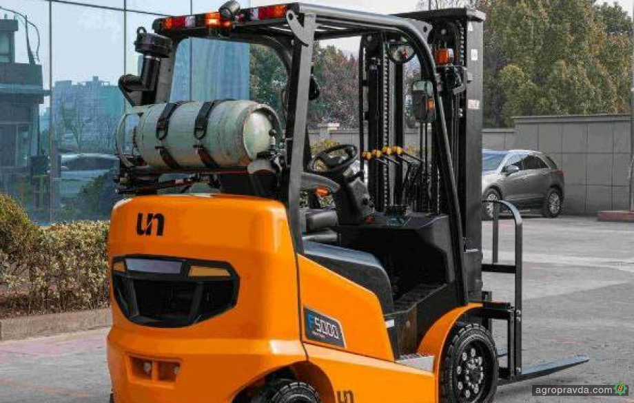 В Україні пропонують газові навантажувачі UN із суцільнолитими шинами