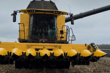 На Київщині пройшло демо-збирання кукурудзи роторним комбайном New Holland CR 7.90
