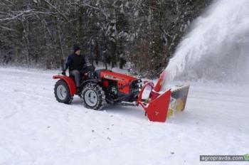 Чем трактористы заняты зимой. Фото