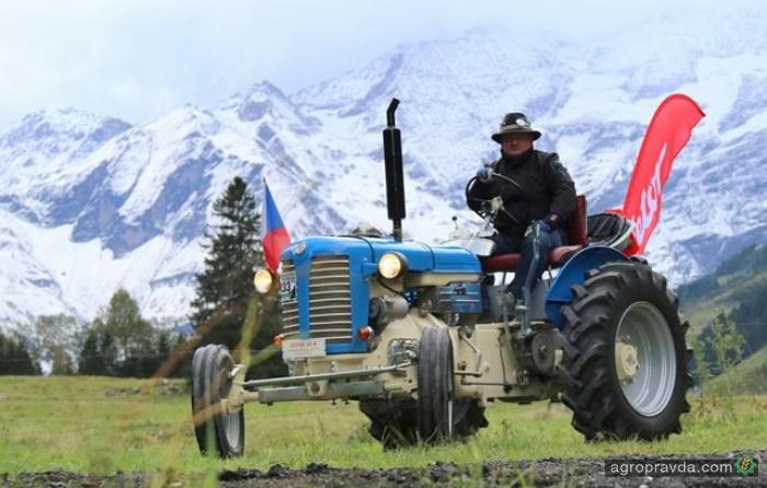 Фермер покорил горы на раритетном тракторе Zetor