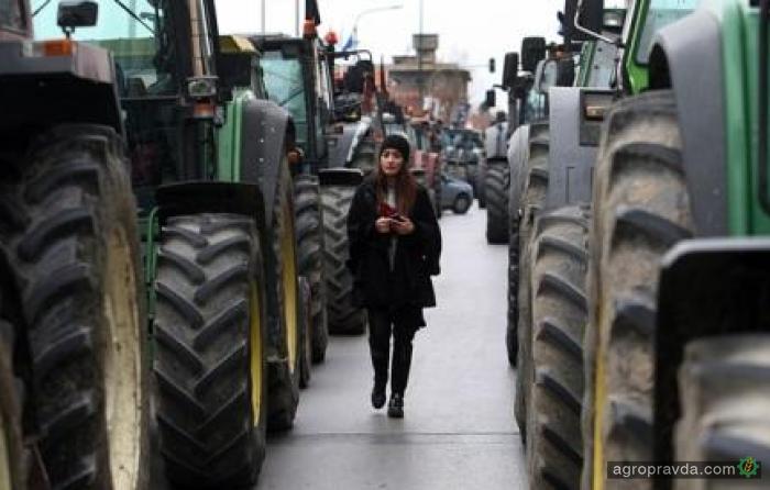 Греческие фермеры тракторами блокируют дороги
