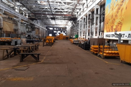 Как работает крупнейший завод по производству жаток в Украине. Фото