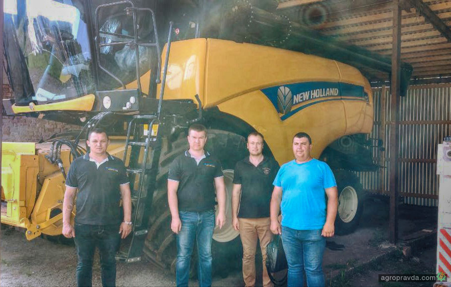 Студентам передали ще один комбайн New Holland Студентам передали ще один комбайн New Holland