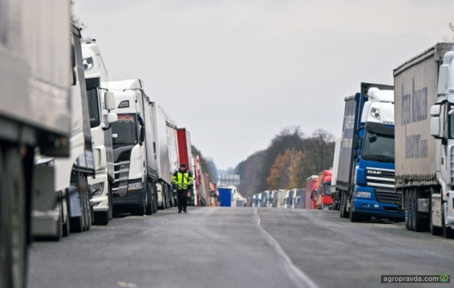 На кордонах України в чергах стоять 4300 вантажівок