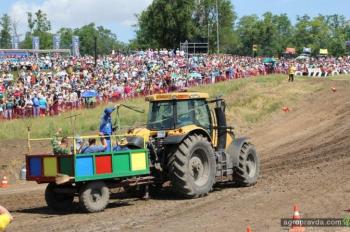 Гонки по бездорожью на тракторах собрали 30 тыс. зрителей