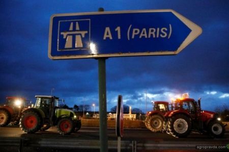Фермеры на тракторах блокируют проезд в Париж
