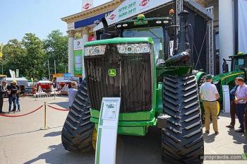 В Киеве представили первый 4-гусеничный трактор John Deere