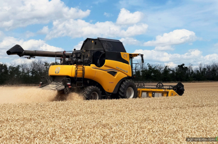 Комбайн New Holland CR7.90 відкрив сезон жнив у господарстві на Кіровоградщині