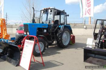Виталий Кличко протестировал трактор Беларус
