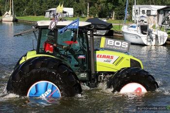 Плавающий трактор Claas Axos. Фото