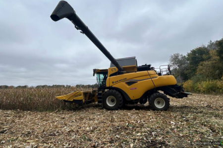 Як працює комбайн New Holland CR7.90 у парі з кукурудзяною жаткою