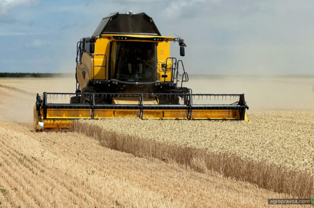 Комбайн New Holland CR7.90 відкрив сезон жнив у господарстві на Кіровоградщині