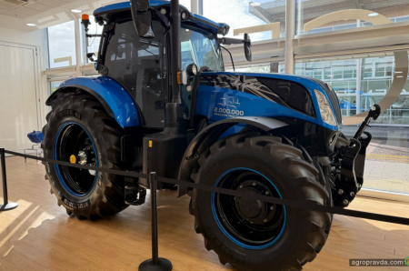 New Holland разом з українськими аграріями відвідали завод в Англії