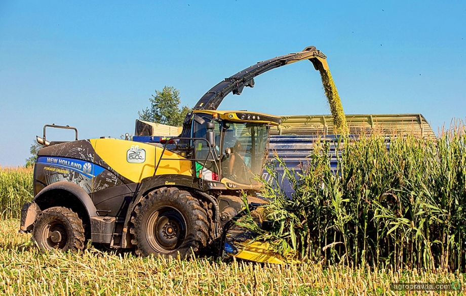 New Holland празднует 60-летие самоходного кормоуборочного комбайна