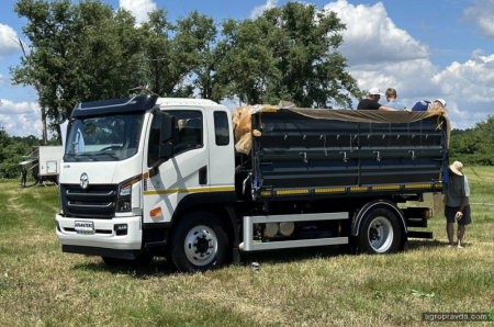 На Agroshow Ukraine представили аграрний самоскид з басейном