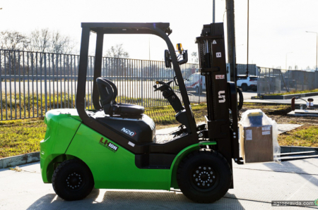 В Україні пропонуються електричні навантажувачі UN Forklift